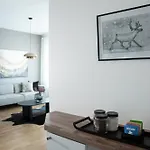 شقة Cozy Downtown With Sauna, Balcony & Parking - Lapnest *